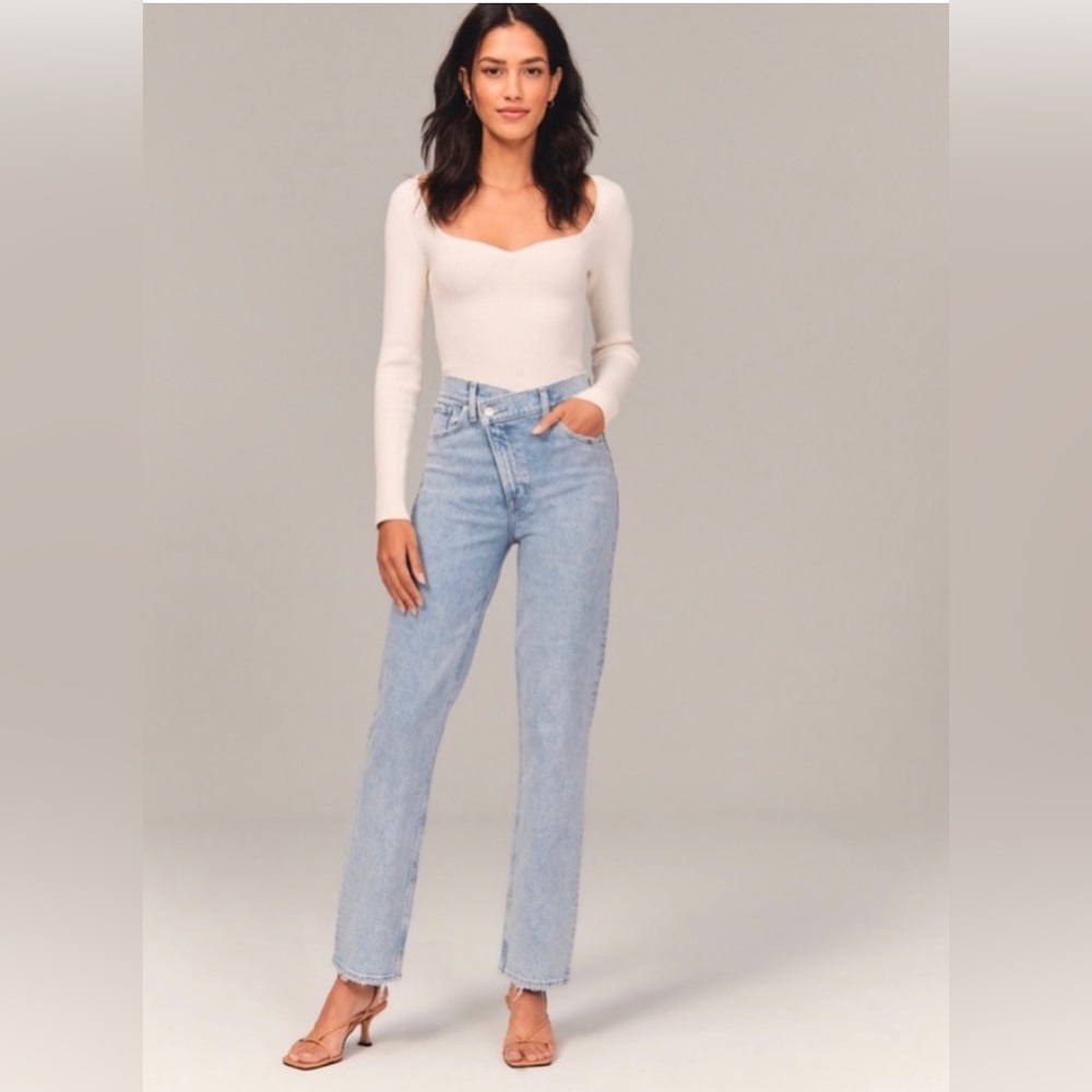 Abercrombie and Fitch The 90’s Straight Ultra High Rise Criss Cross Size 25 Jean